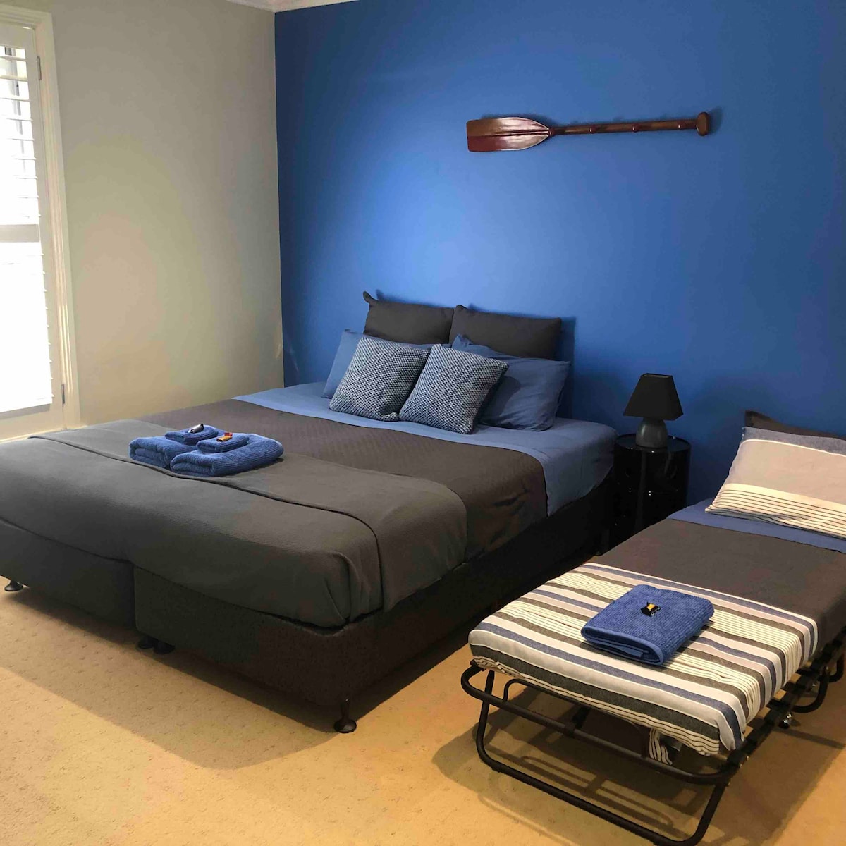 B3 als een koning met een uitklapbare. King kan worden gesplitst om 2 lange eenpersoonsbedden te maken. Er is voldoende ruimte om 4 eenpersoonsbedden te plaatsen (door de koning te splitsen en 2 uitklapbedden of 2 kingsize luchtbedden toe te voegen).