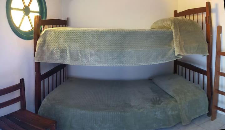 ベッドルーム2) 2段ベッド付き。