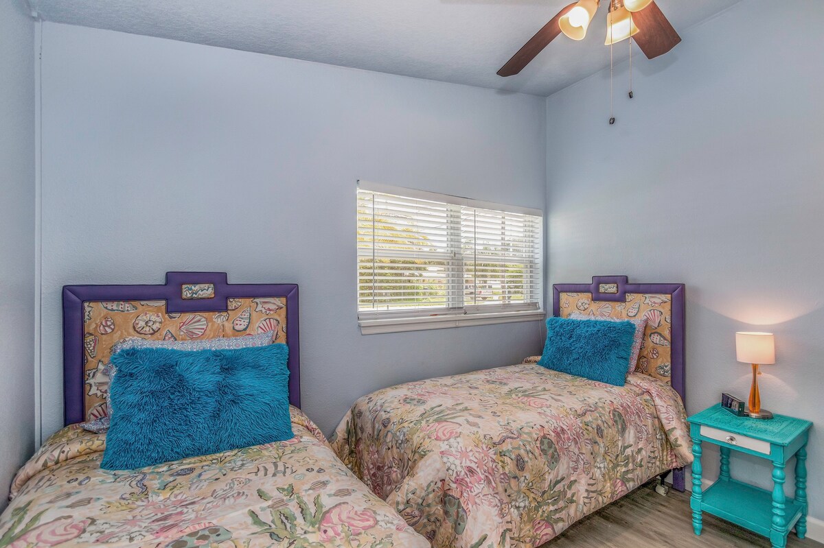 PELICAN Bedroom with two twins