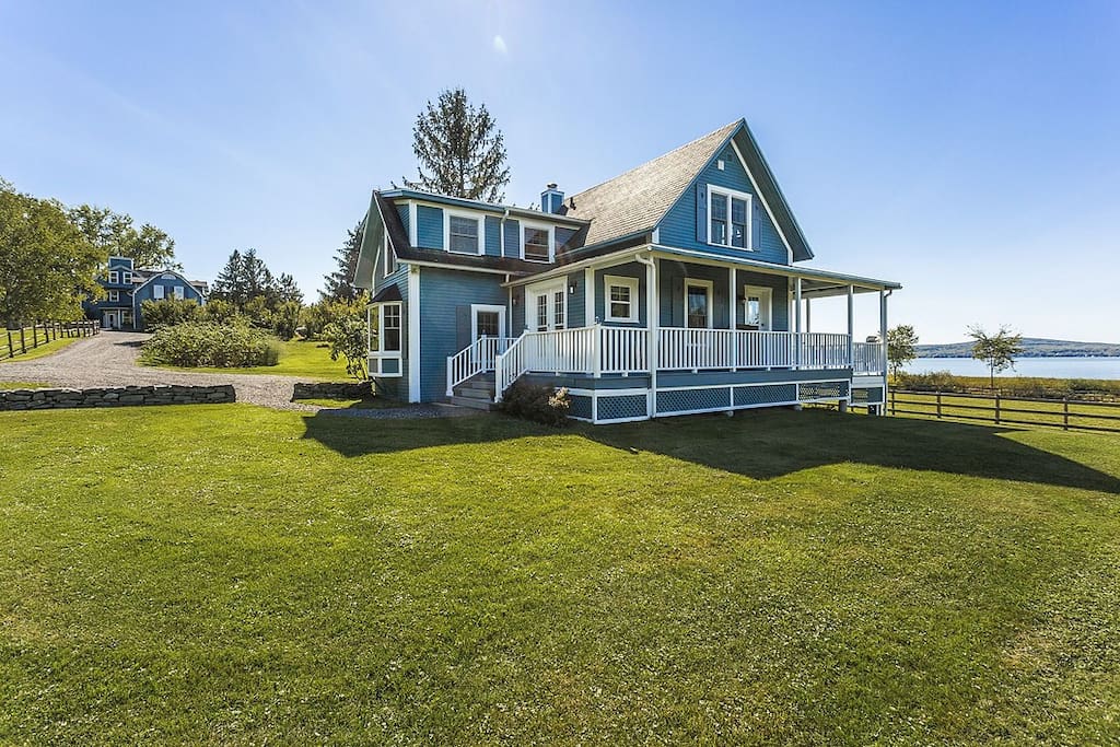 Lovely LacBrome 3 Bedroom Lakefront Cottage Houses for Rent in