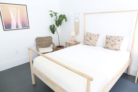 Top performing Airbnb: 05. The Burlington Hotel in Westlake