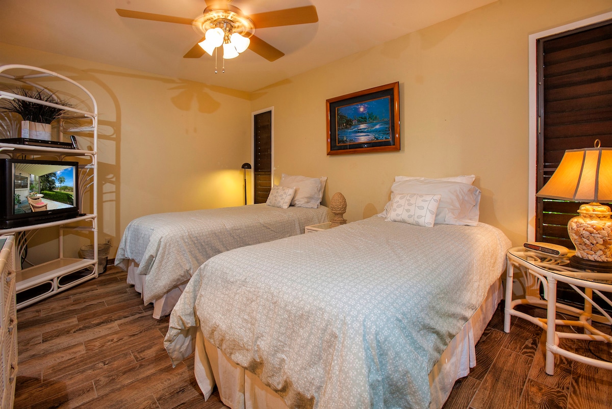 Dormitorio de invitados con dos camas individuales que también se pueden convertir en una cama tamaño king