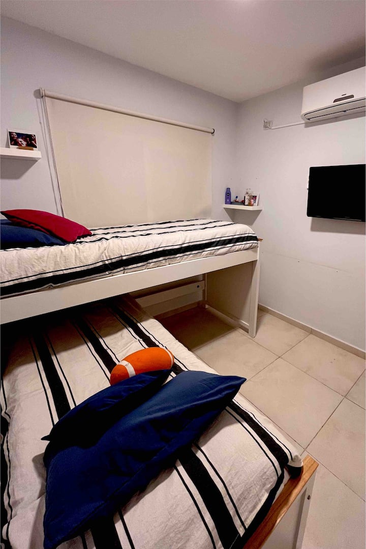 Საძინებელი ორი საწოლით. LED-ტელევიზორი და კონდიციონერი. პლაკატი