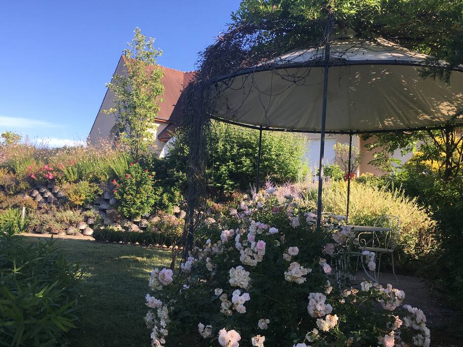 Coin repas dans le jardin