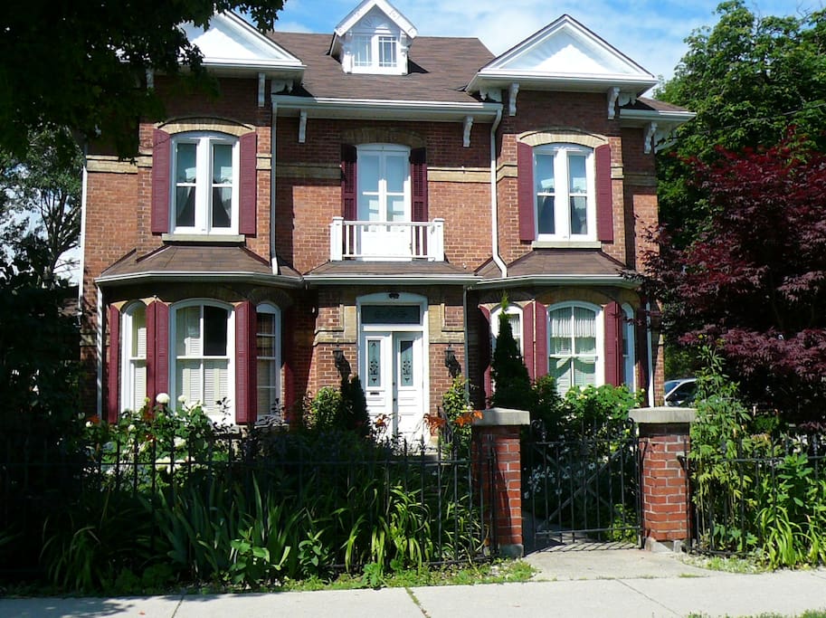 Joseph Lawrence House front view Summer