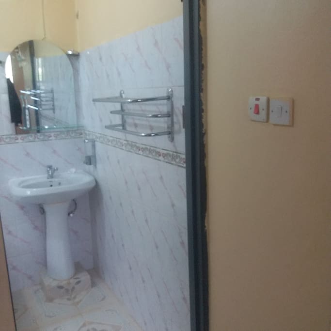 En-suite bathroom to master bedroom