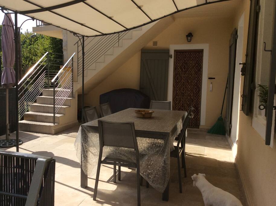 Terrasse sur laquelle sont servis les petits dejeuners