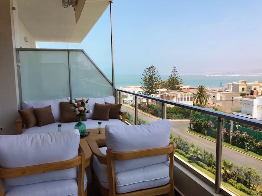 Grande terrasse ayant une superbe vue sur l'atlantique.