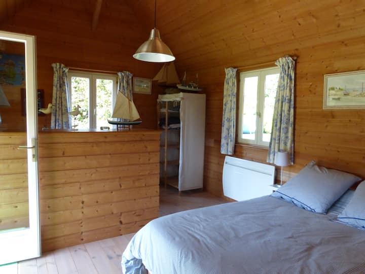 房间宽敞明亮，带储物柜