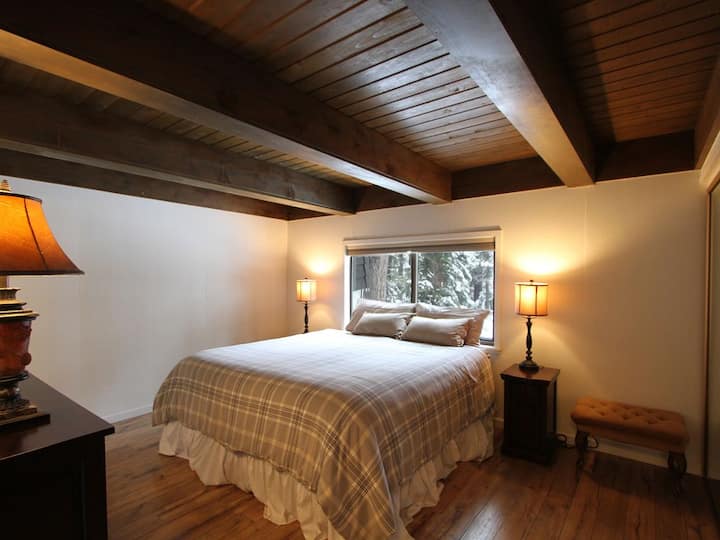 ห้องนอน 1: ห้องนอนคิงไซส์ชั้นล่างพร้อมห้องน้ำเต็มรูปแบบ