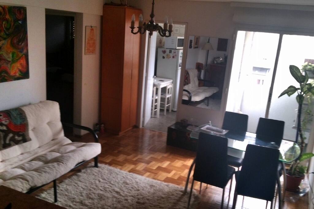 Dormitorio con cama matrimonial