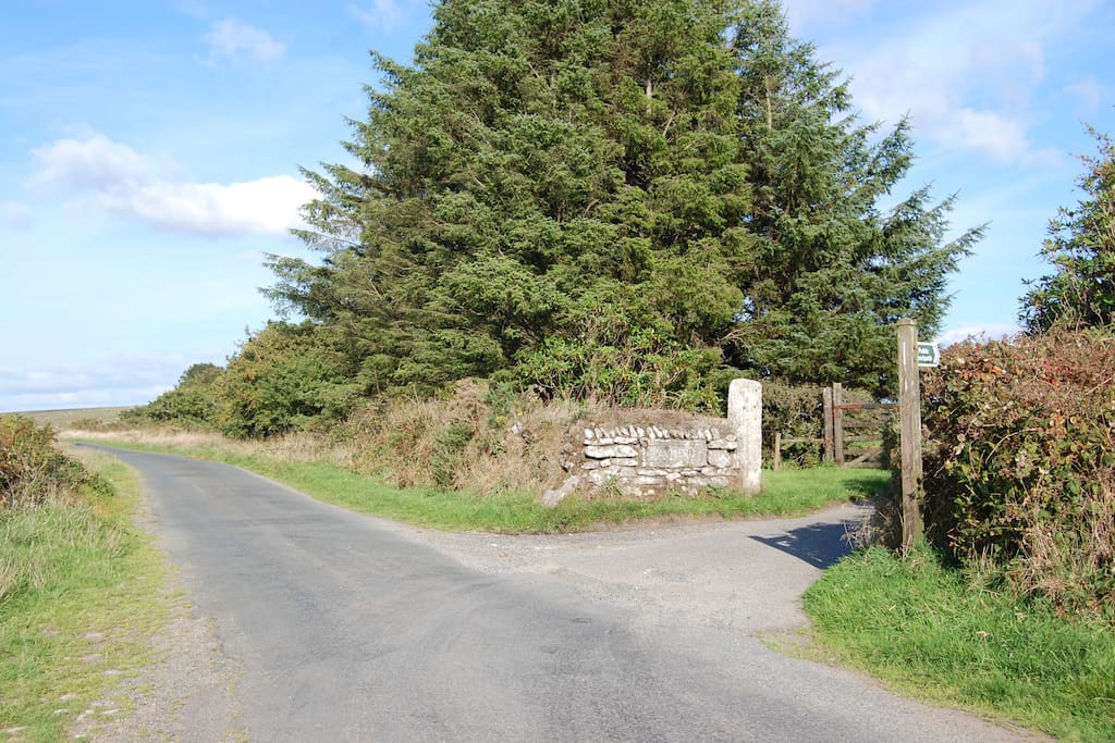 The entrance to Palmer's Farm from the road