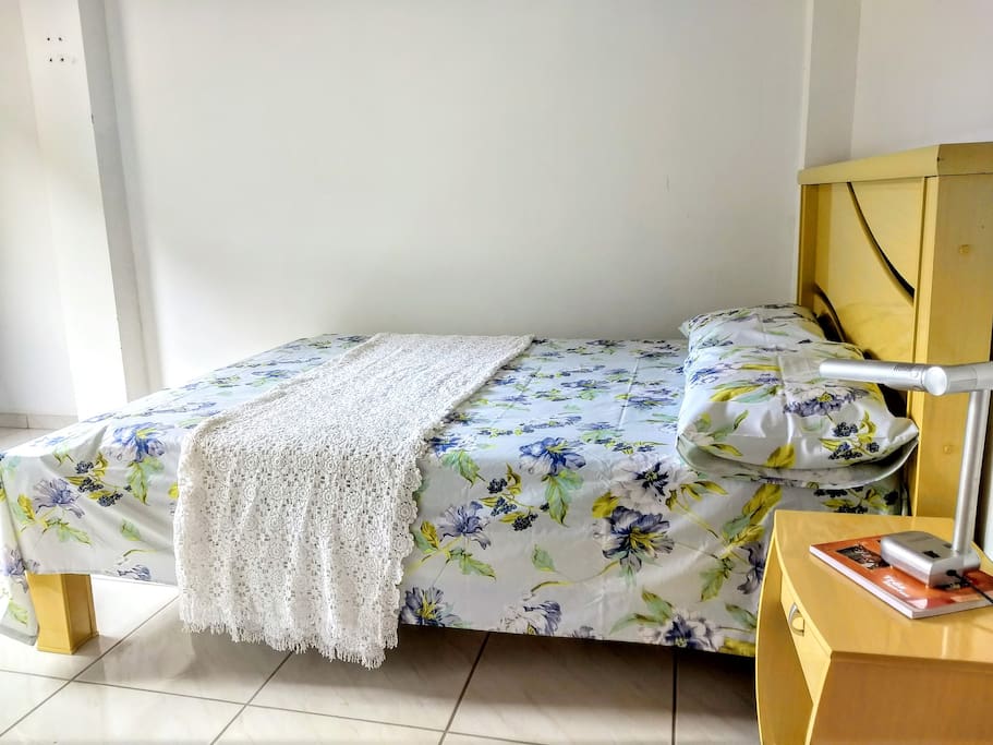 Cama com colchão super confortável.