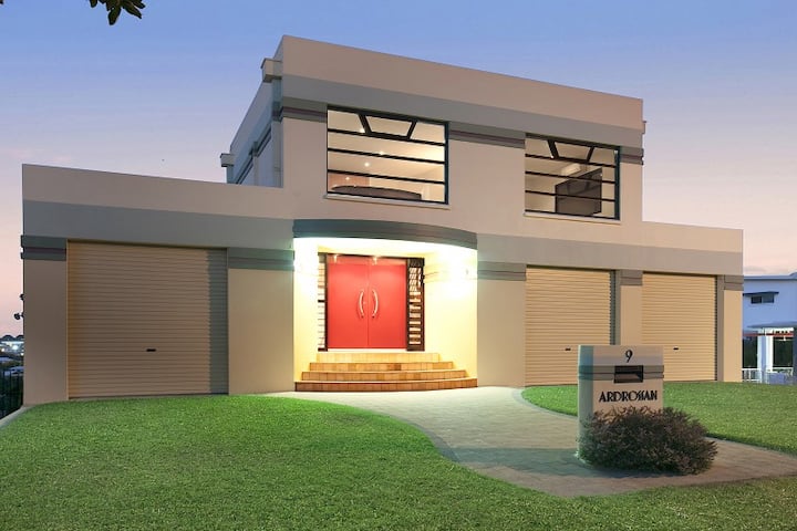Magnificent Mansion (Darwin Luxury Holiday Stay)