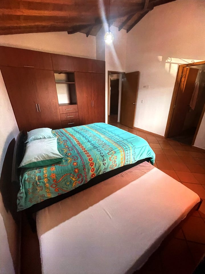 غرفة نوم رئيسية مع حمام خاص وماء ساخن