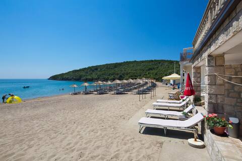 Holidays on the beach with the sea at your feet!