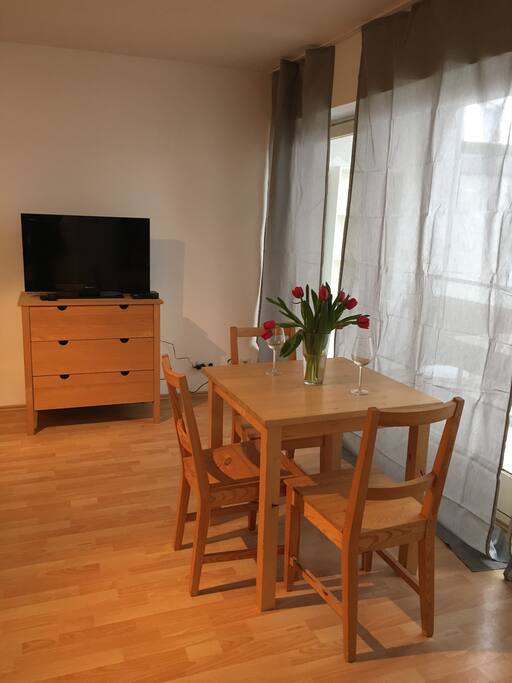 Esstisch mit 3 Stühlen auf der Balkonseite
Sony TV mit Kabel Anschluss, Kommode für Klamotten - Garderobe mit Bügeln im Flur
