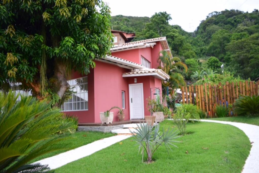 Alegres contornos de jardinagem na porta de entrada!