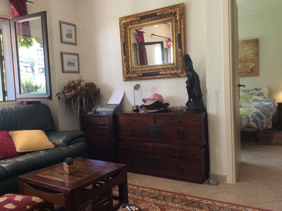 Otra vista del salón, con la habitación al fondo.
Another view of the living room, with the bedroom in the background.
