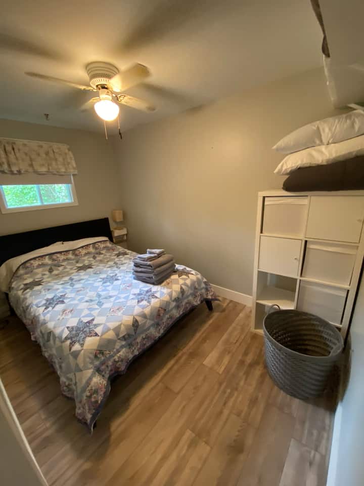 Dormitorio en la planta superior con cama tamaño queen (dormitorio 1)