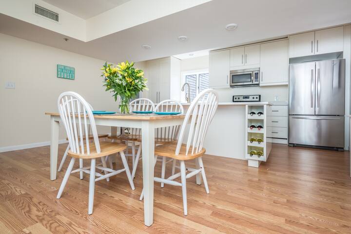 Luxury, Newport Harbor Condo with Water View gallery image 5