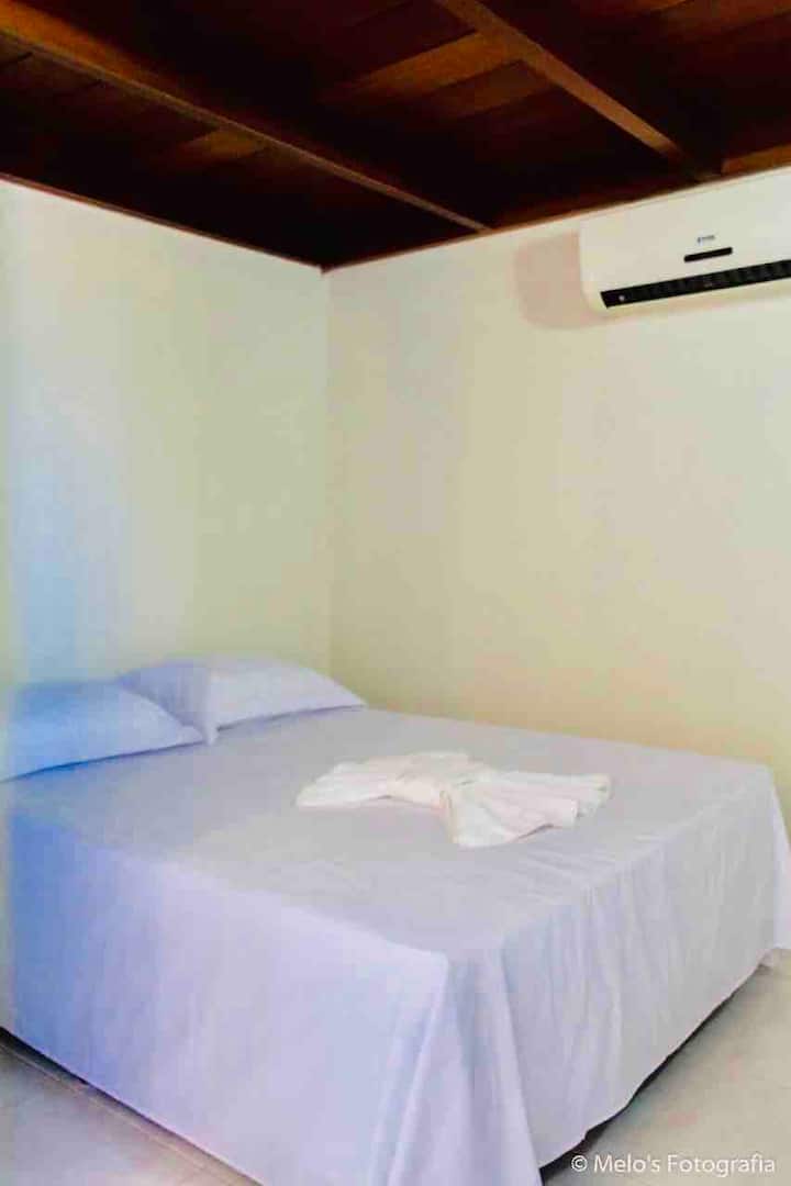 Quarto 03 com de cama de casal.