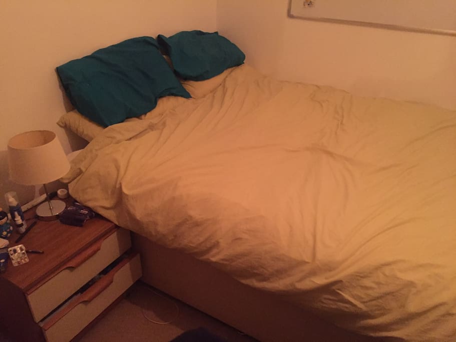 Double bed, 4 comfy pillows :)