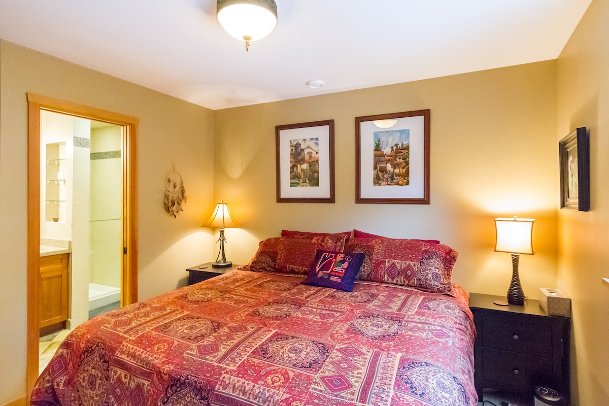 Dormitorio tamaño king en el piso principal con baño privado con ducha y acceso a la terraza - Vista a la montaña junto al este