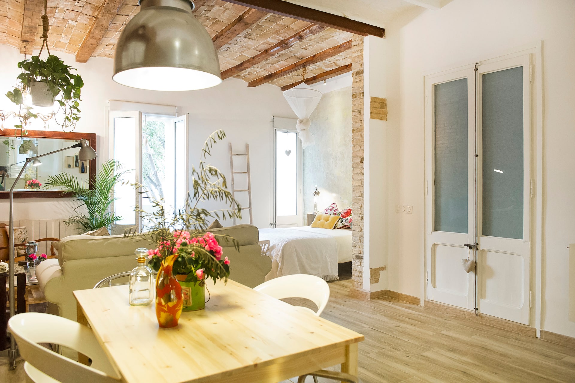 Renovated & Vintage Sagrada Familia - HUTB-010857