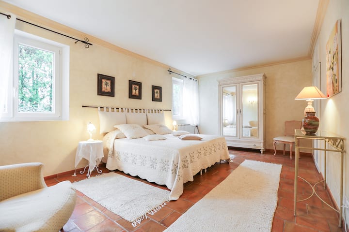 Საძინებელი № 1
საწოლი 1.80-ში 
Ან 
2 საწოლი 0.90 ‑ ში