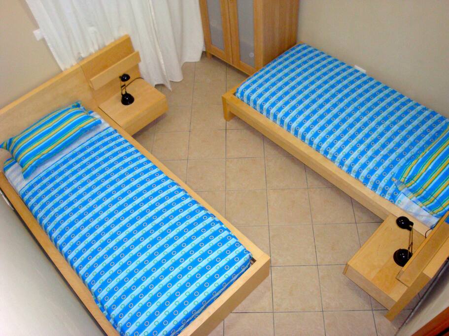 Camera da letto con due letti singoli
Bedroom with two single beds