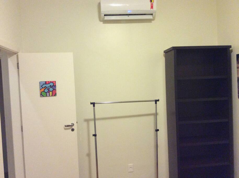 Quarto amplo com: cama de casal, TV tela plana com todos os canais a cabo, mesa e cadeira para computador e utensílios, estante, condicionador de ar split (silencioso), ventilador, roupa de cama e de banho.
