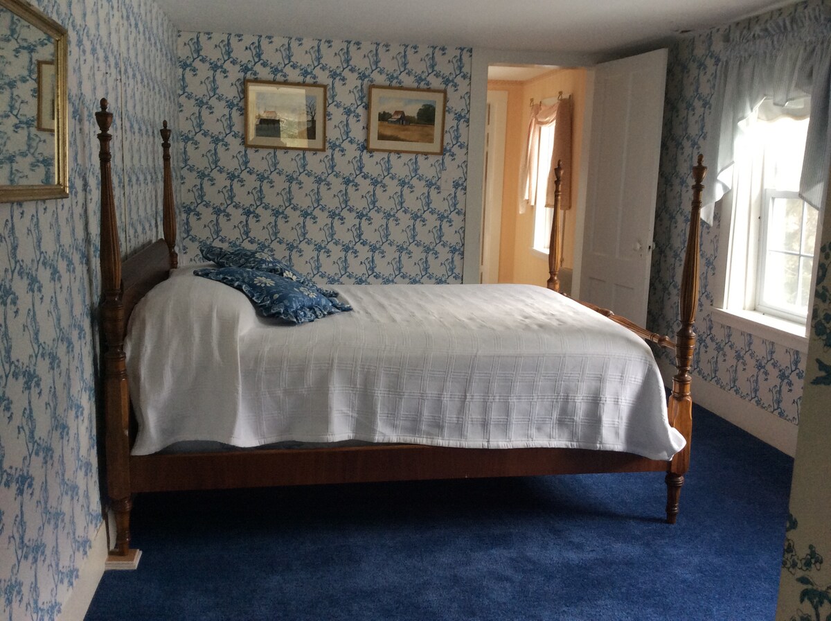 Modrá izba.  Plná posteľ.