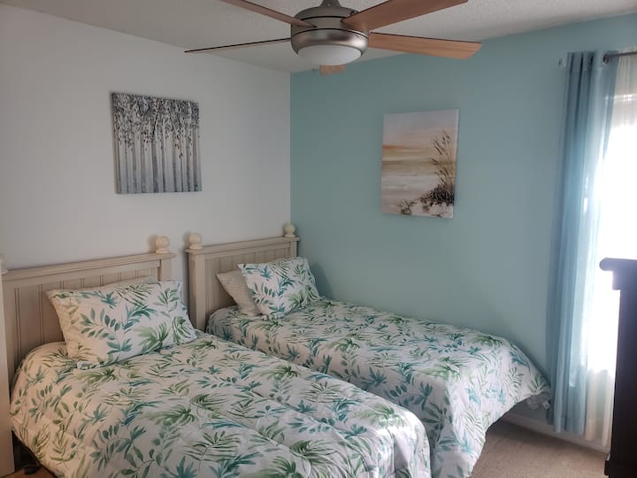 Roku TVとPS 4を備えたツインベッドルーム