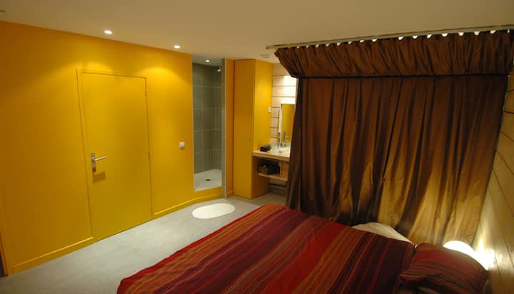 La habitación amarilla. Una gran habitación es tranquila, con ducha italiana e inodoro. Lit 1m80 o 2x90cm