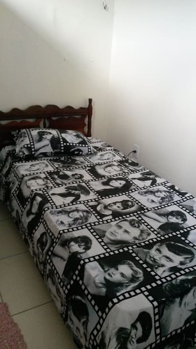 Cama solteiro confortável.