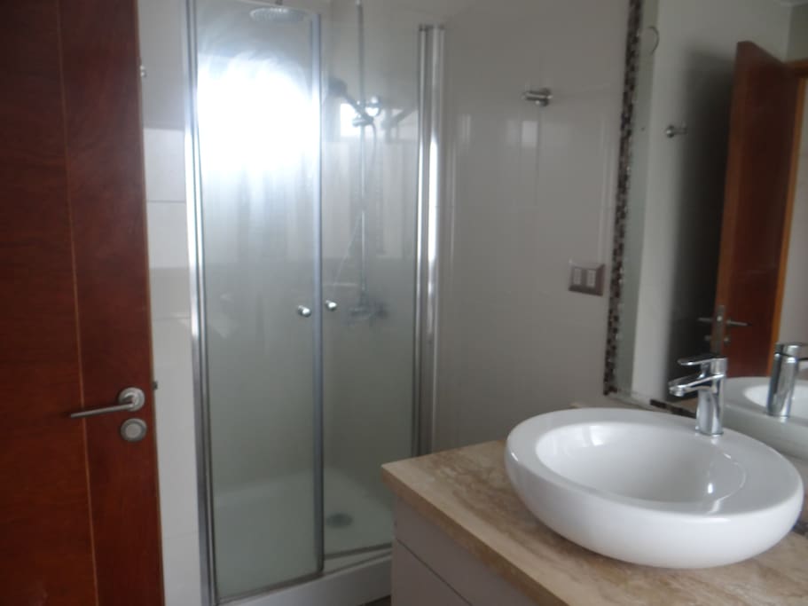 Baño principal, cuenta con ducha y bañera
