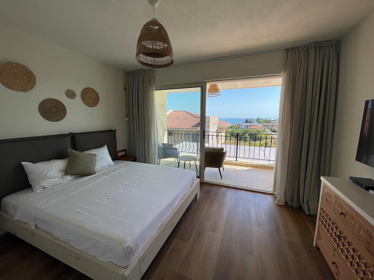 חדר שינה 2 עם נוף לים, מיטת קינג סייז ומזרן מותג עליון לשינה נוחה