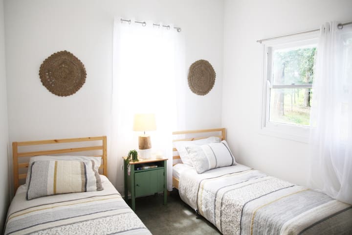 Втора спалня (2 x единични легла)