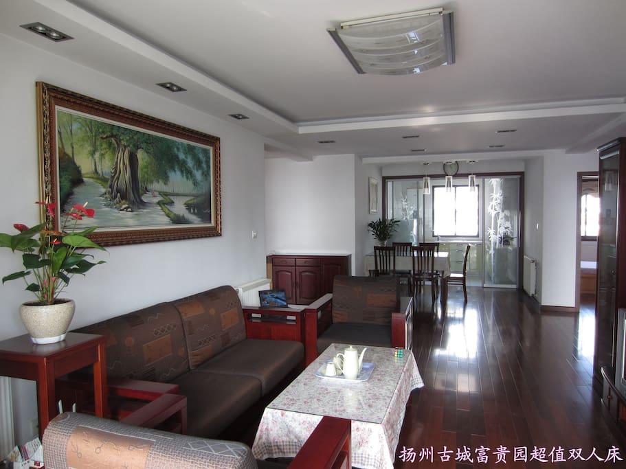 宽敞、舒适的传统装修,位于市中心,紧邻各大景点。