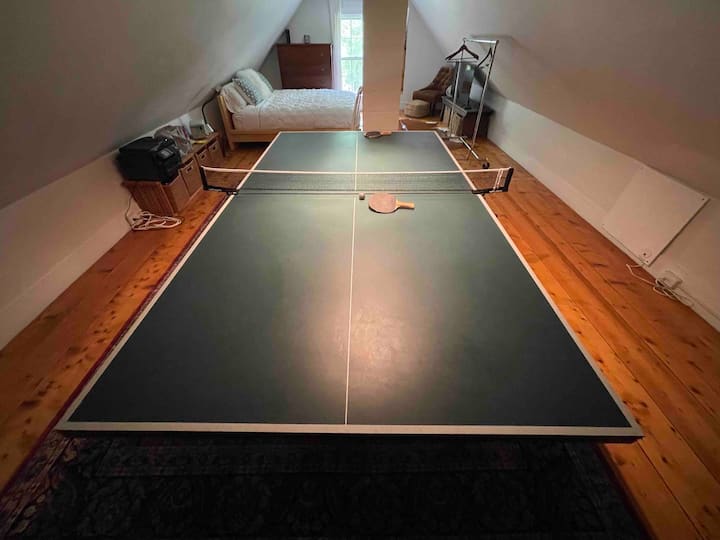 蓬宫（ Ping Pong Palace ）。 在新冠肺炎疫情期间，一位来自洛杉矶的朋友搬进来住了几个月，当她远程工作时，它把它变成了她的战争室。 在此期间，多亏了我们的高速互联网，她是她公司的优秀表现者……来自佛蒙特州！