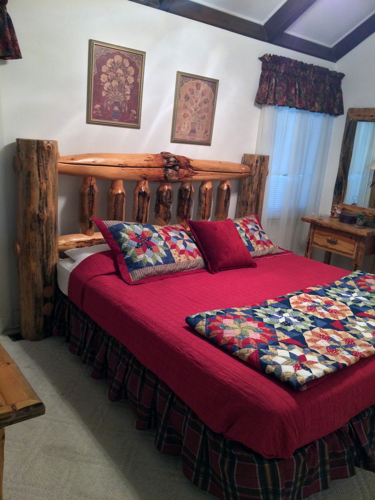 De hoofdslaapkamer beschikt over een zeer groot kingsize bed en een eigen badkamer met een volledig bad!