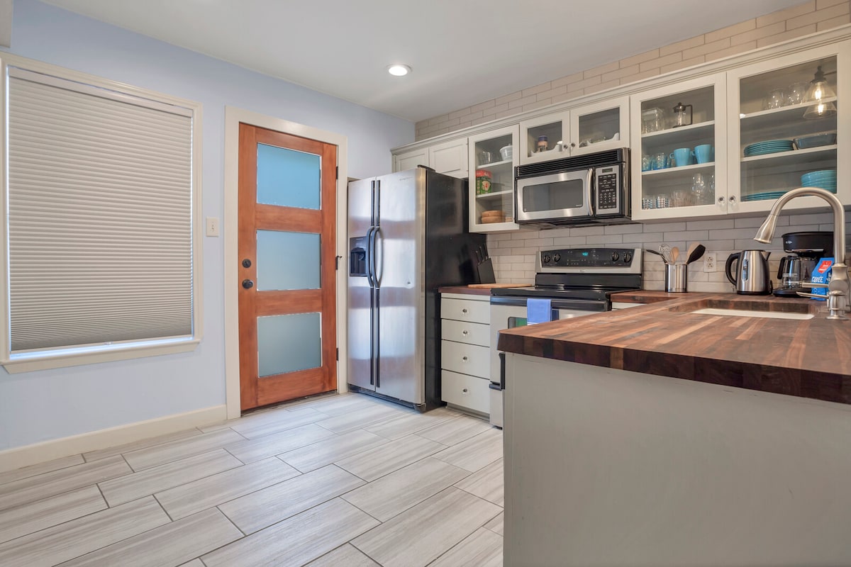 Modern Townhome Easy walk to SoCo, Pool open!