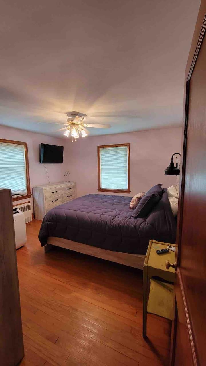 غرفة نوم بسرير كبير في الطابق السفلي 