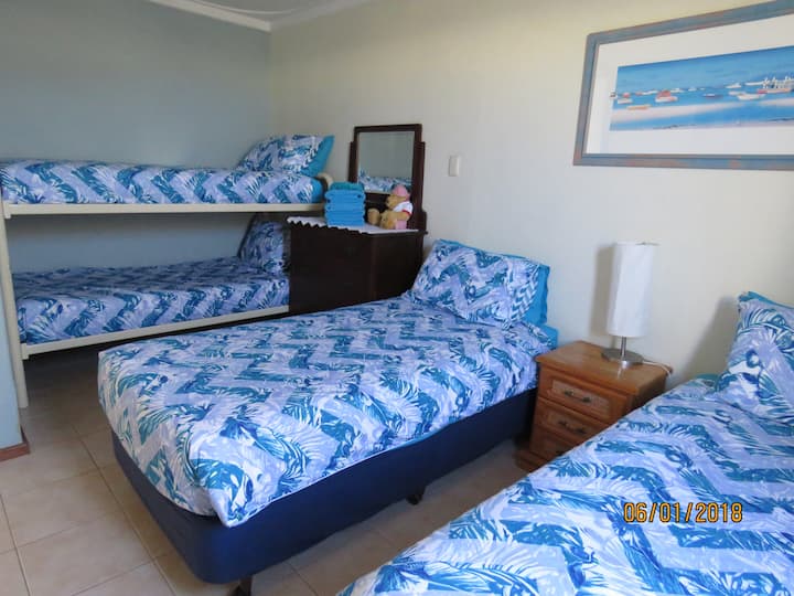 2. spavaća soba 2 kreveta za jednu osobu i 1 krevet na kat