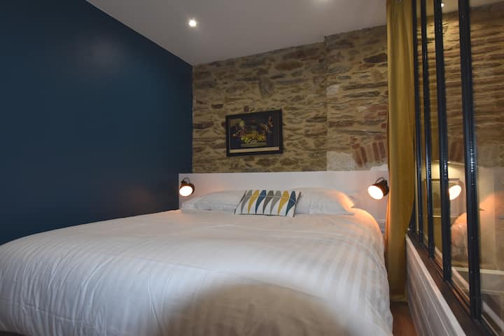 Uživajte u ovom bračnom krevetu (160 x 200) i vrlo udobnoj posteljini za ugodnu noć