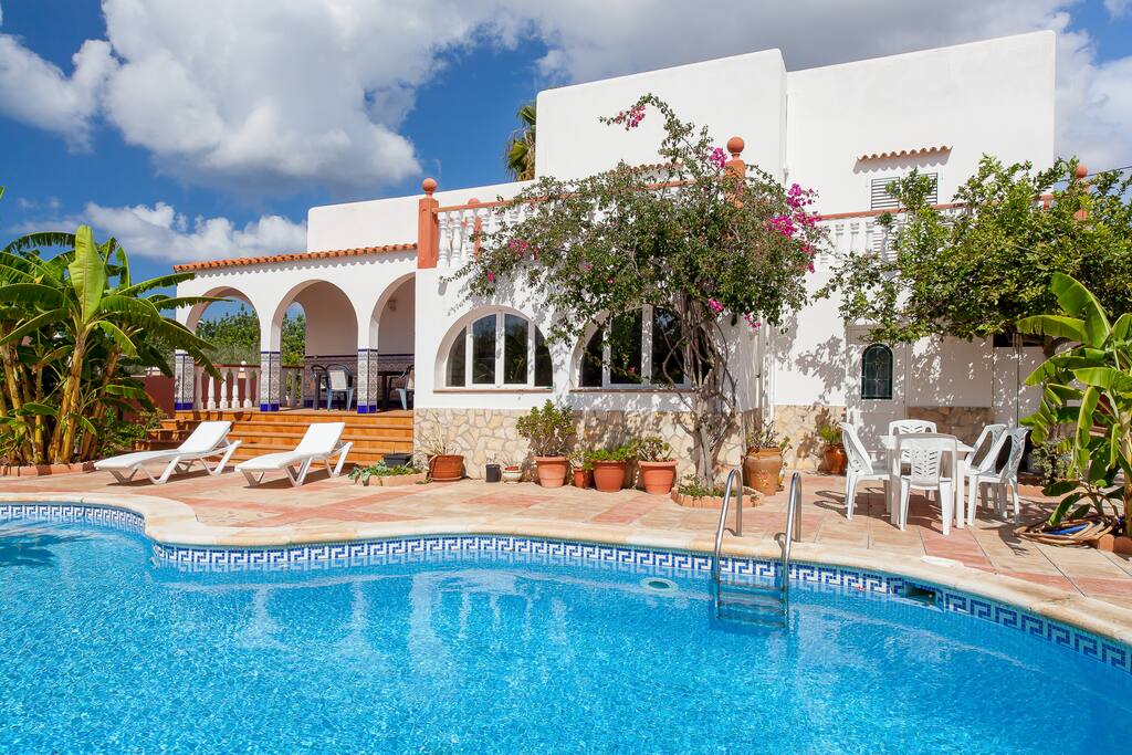Piscina privada y exterior de la villa.