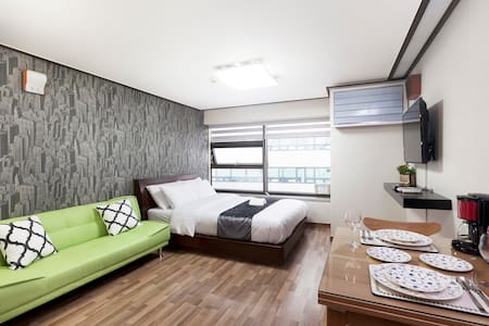 숙소가 역에서 가까워서 좋았고 주변에 볼거리와 즐길거리가 많아서
좋았습니다. 숙소도 매우 깨끗했고 간단하게 식사를 만들어 먹을 수 있을 정도의 취사도구들도 준비되어 있습니다. 
방도 따뜻하고 더운 물도 사용할 수 있어서 피곤한 몸을 편하게 쉬게
하기에 더 없이 좋았습니다.
무엇보다 배려 깊으신 주인장의 마음에 매우 만족합니다.