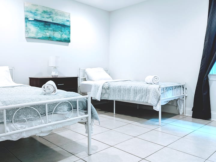 Slaapkamer # 2: twee eenpersoonsbedden met kussens 