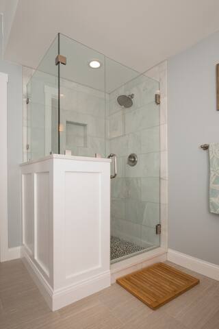 Luxury, Newport Harbor Condo with Water View gallery image 3